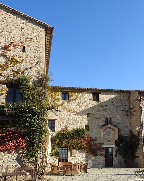 Descubre el Encanto del Castello di Petrata: Historia, Relajación y Gastronomía en Umbría